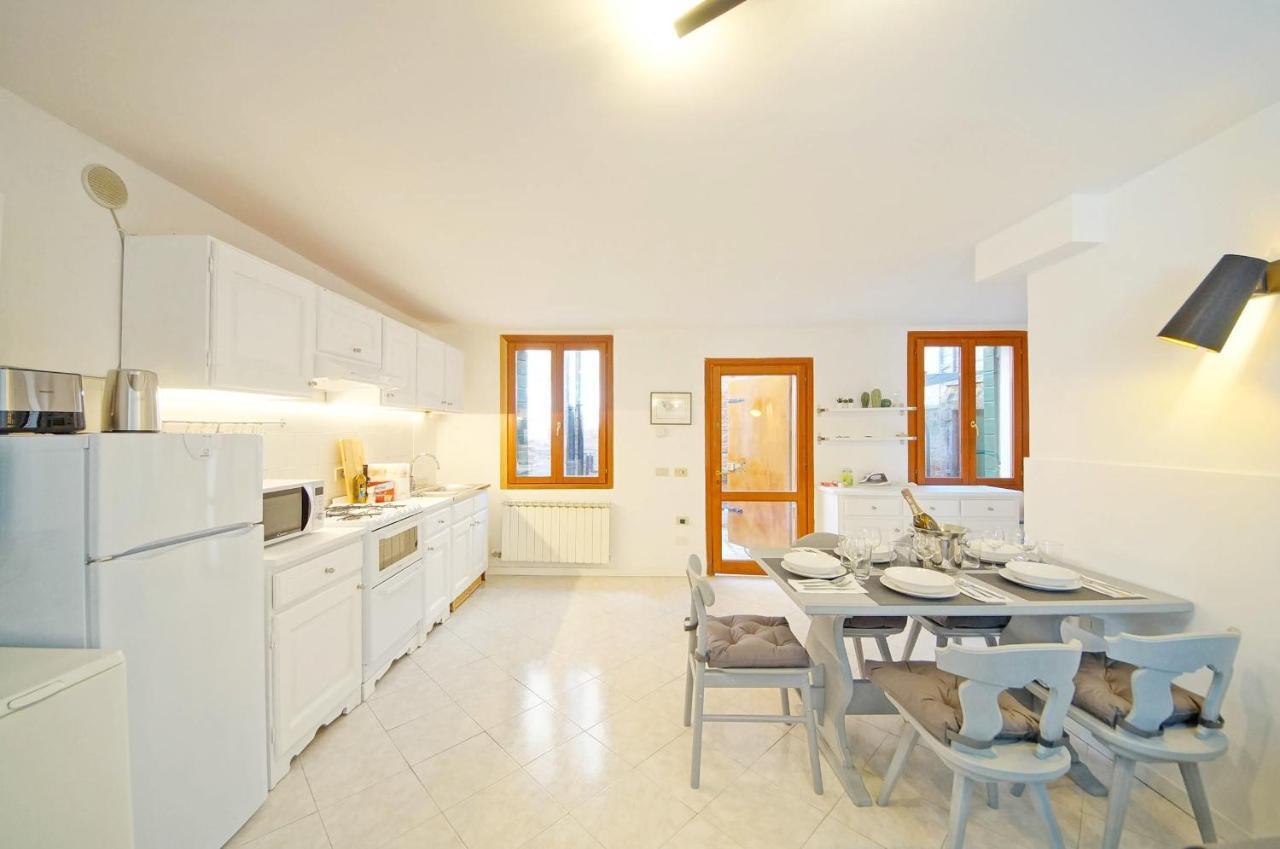 Gondola View Apartment Венеция Экстерьер фото